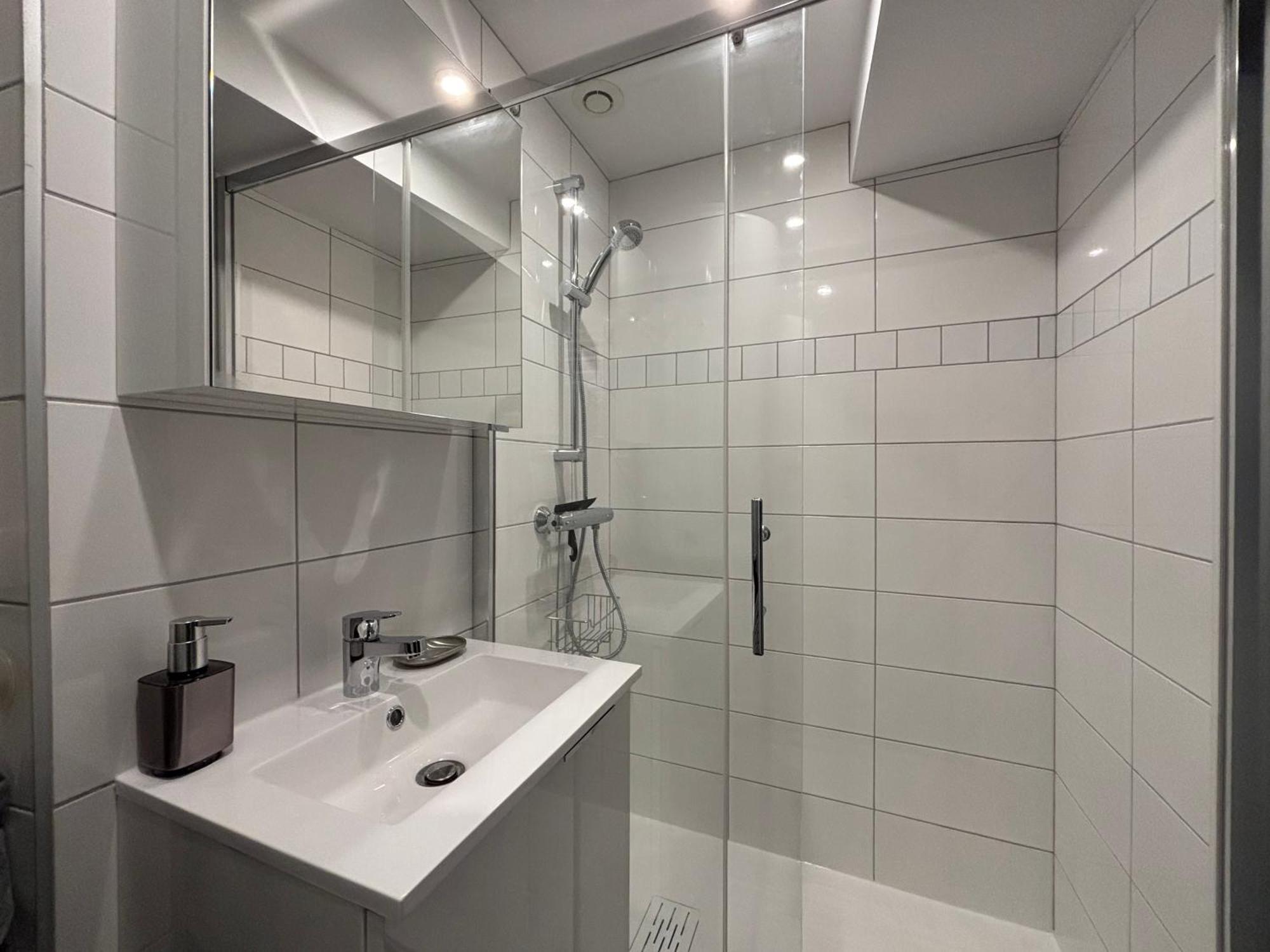 Les Remparts Apt Spacieux 1 Er Etage Renove Joliment Decore Bien Equipe Plein Centre Bayeux Proche Plages Du Debarquement Parking Gratuit A Proximite Exterior photo