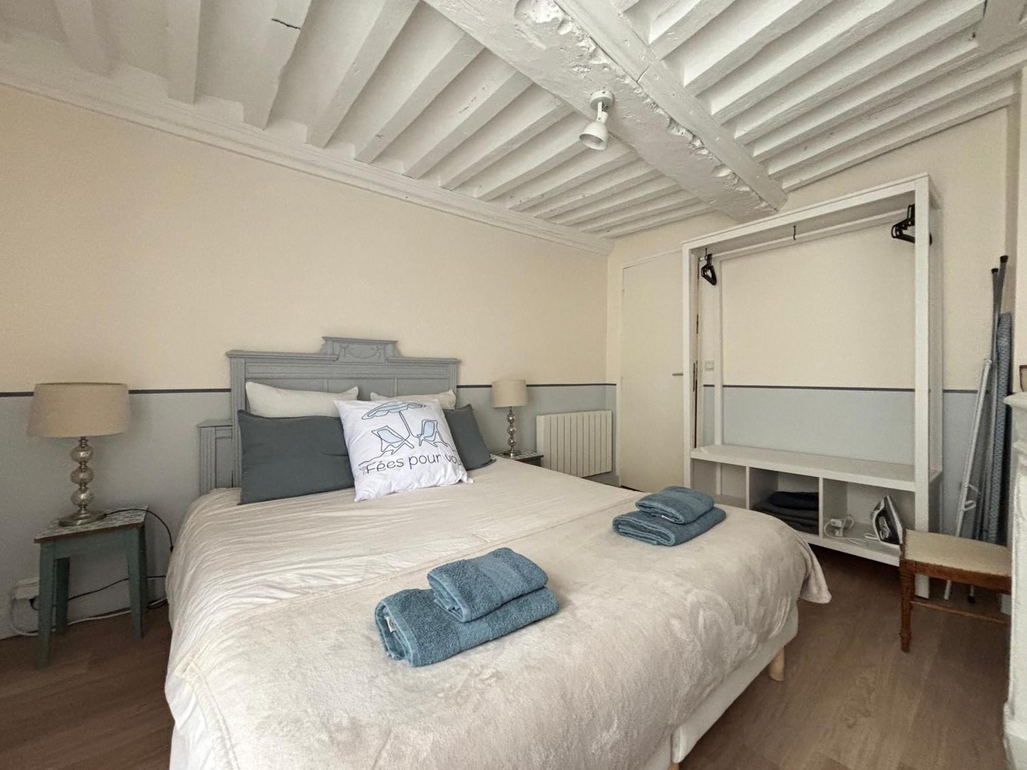 Les Remparts Apt Spacieux 1 Er Etage Renove Joliment Decore Bien Equipe Plein Centre Bayeux Proche Plages Du Debarquement Parking Gratuit A Proximite Exterior photo