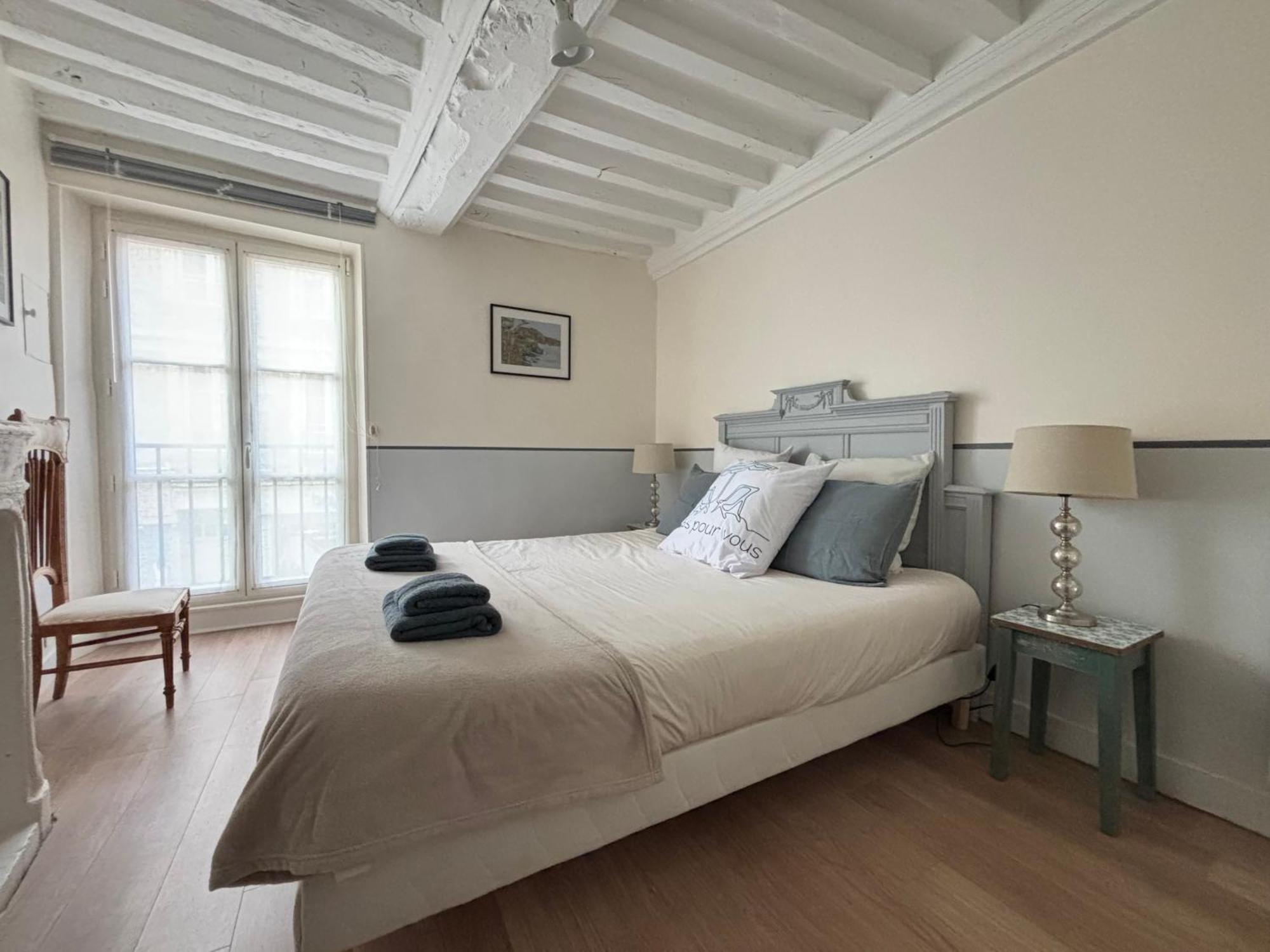 Les Remparts Apt Spacieux 1 Er Etage Renove Joliment Decore Bien Equipe Plein Centre Bayeux Proche Plages Du Debarquement Parking Gratuit A Proximite Exterior photo